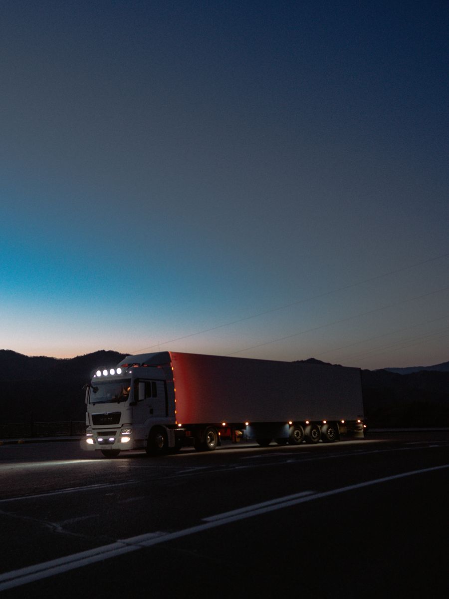 Camión en una carretera de montaña al atardecer