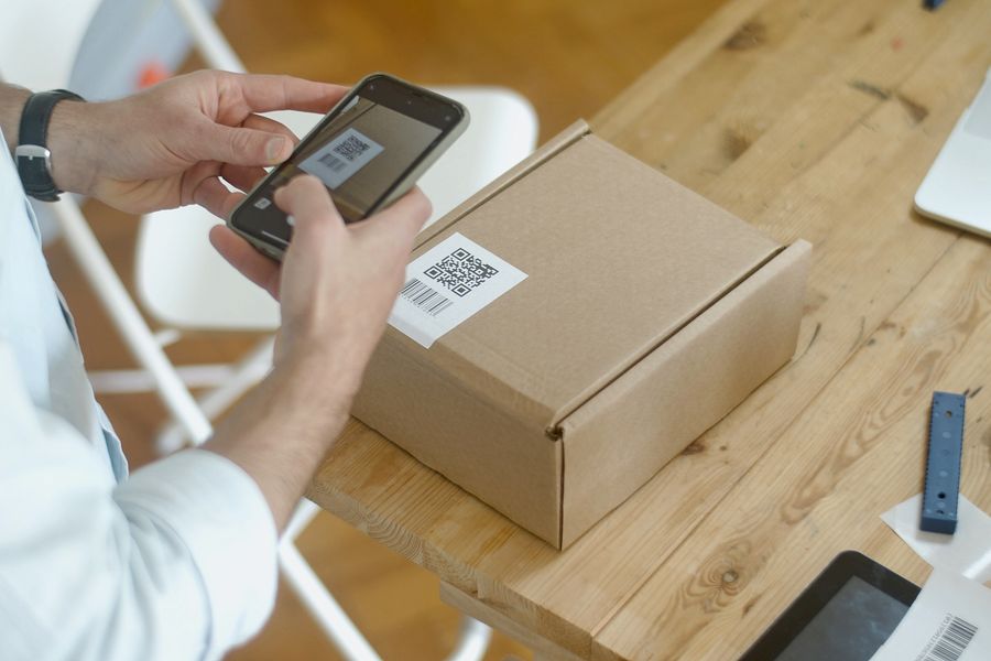 Un móvil escanea el código QR del documento